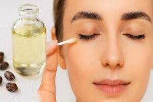 Aplicación de aceite de ricino natural para fortalecer pestañas y cejas