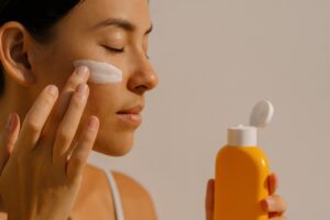 Protección solar diaria para prevenir manchas y arrugas en la piel